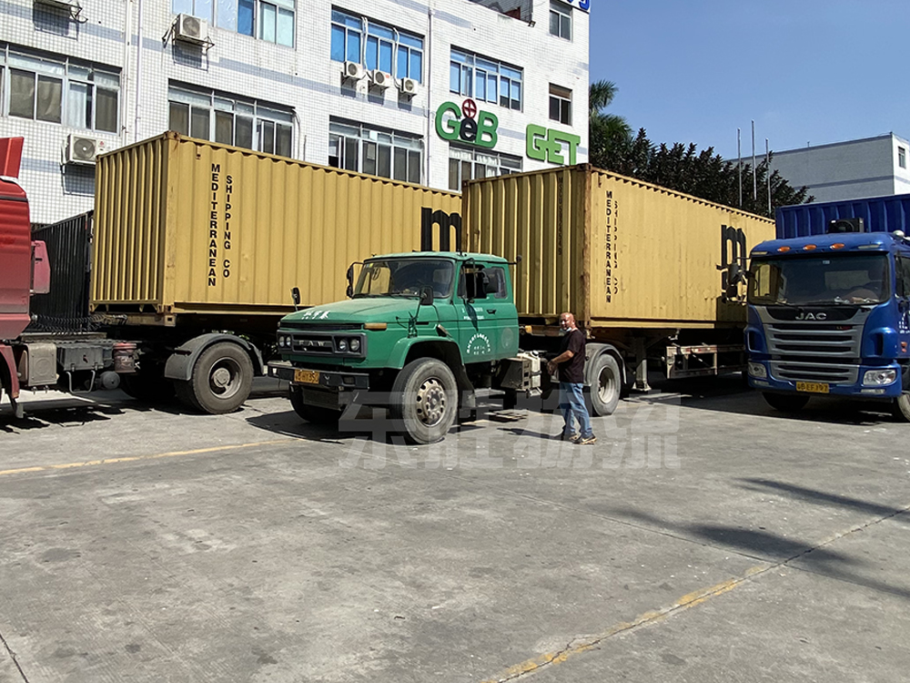 防護(hù)口罩出口到國(guó)外，防疫物資出口國(guó)外運(yùn)輸，東勝物流口罩裝車現(xiàn)場(chǎng)圖