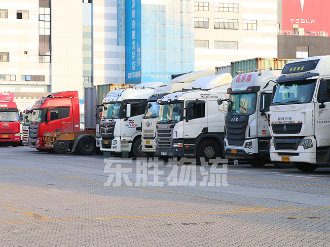 內(nèi)地到香港進(jìn)出口物流運(yùn)輸；內(nèi)地到香港貨運(yùn)公司，深圳東勝物流中港拖車圖