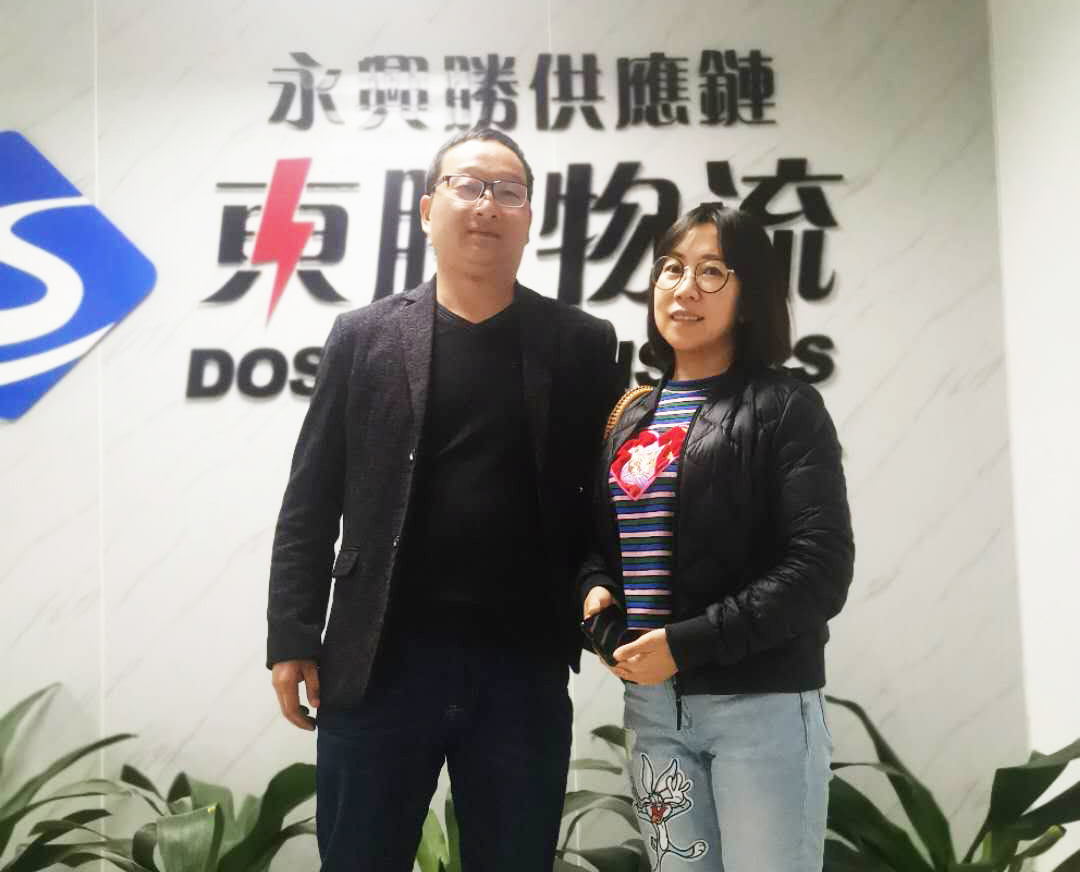 吳總在口罩出口香港運(yùn)輸后，在我司合影留念  
